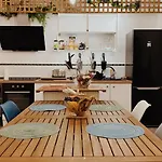La Maison D'angelique: Gare-adjacent Colocation With Fiber & Netflix *