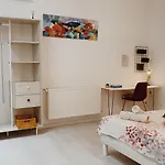 La Maison D'angelique: Gare-adjacent Colocation With Fiber & Netflix * Niort