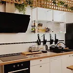 La Maison D'angelique: Gare-adjacent Colocation With Fiber & Netflix Homestay