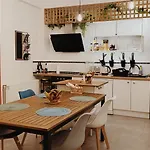 La Maison D'angelique: Gare-adjacent Colocation With Fiber & Netflix Homestay *