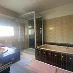 La Maison D'angelique: Gare-adjacent Colocation With Fiber & Netflix Homestay Niort